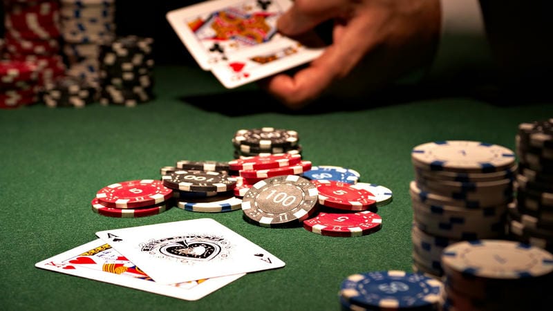 Bàn Poker trực tuyến sôi động, thu hút người chơi từ khắp nơi.